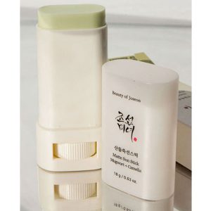 ضدآفتاب استیکی پوست چرب بیوتی آف جوسان SPF50 ضدآفتاب استیکی پوست چرب بیوتی آف جوسان SPF50 یک ضد آفتاب فاقد چربی با فینیش مات است که کنترل کننده چربی پوست بوده و هیچگونه احساس چربی و چسبندگی روی پوست ایجاد نمی کند. دارای SPF50+ و PA++++ می باشد که از پوست در برابر اشعه های مخرب UVA و UVB کاملا محافظت می کند و مانع از پیری زودرس پوست و ایجاد لک می شود. ضدآفتاب استیکی پوست چرب بیوتی آف جوسون SPF50 ویژگی های محصول محصولات پوستی کره ای، در میان سایر برند ها از کیفیت بالایی برخوردار هستند و اثر گذاری فوق العاده ای دارند؛ در نتیجه طرفداران زیادی در سراسر دنیا به خود جذب کرده اند. این ضد آفتاب از برند کره ای بیوتی آف جوسان، حاوی پودر سیلیس است که چربی را کنترل کرده و با تنظیم چربی روی پوست احساس نرمی و لطافت به آن می بخشد. همچنین حاوی ترکیب دیگری به نام Mugwort است که یک عنصر مهم در طب شرقی بوده و دارای خاصیت خنک کنندگی پوست است. ضد آفتاب بیوتی آف جوسان استیکی حاوی ویتامین های A و C و مواد معدنی مختلف است که به تغذیه و تسکین پوست کمک می کند؛ همچنین دارای عصاره چای سبز است که سطح پوست را یکدست کرده و به حفظ رطوبت پوست و آبرسانی آن کمک می کند. استیکی بودن این محصول موجب شده استفاده از آن کاملا راحت باشد و به دلیل سایزی ک دارد به راحتی در کیف جا می شود. محافظت کامل از پوست کنترل چربی پوست جلوگیری از پیری زودرس پوست جلوگیری از ایجاد لک آبرسانی و حفظ رطوبت پوست بافت سبک و زود جذب بدون ایجاد رد سفیدی خنک کننده تغذیه رسان مناسب انواع پوست افزایش لطافت و نرمی ضدآفتاب استیکی پوست چرب بیوتی آف جوسون SPF50 نحوه استفاده : ضدآفتاب استیکی پوست چرب بیوتی آف جوسان SPF50 اصلی